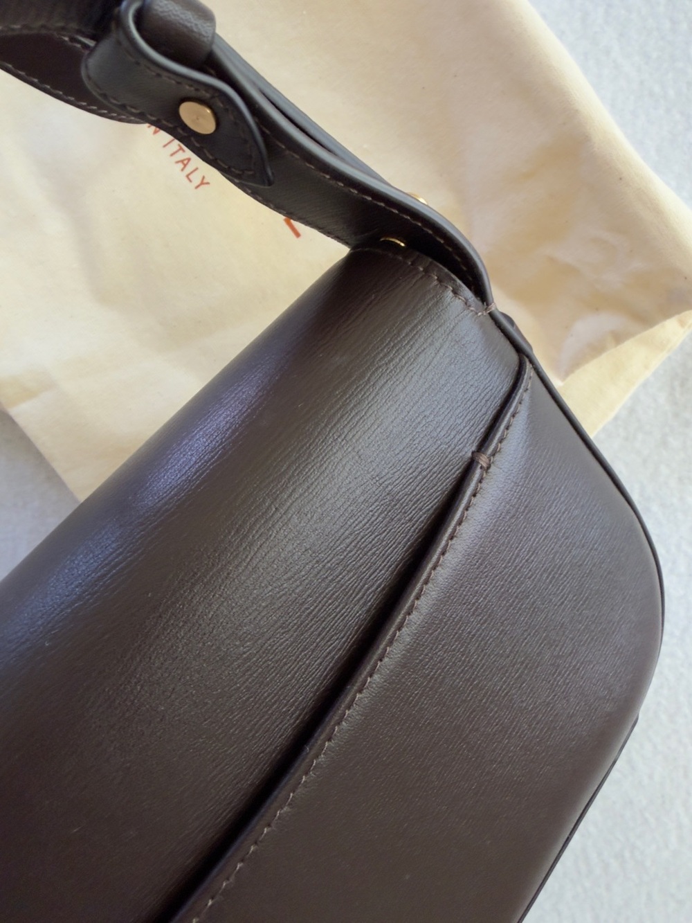 LÉO et VIOLETTE Dark Brown Leather Crossbody Bag with Gold Accent - Picture 8 of 9